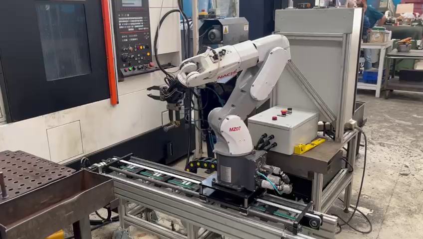 Il settimo asse igus espande lo spazio di lavoro di un robot industriale