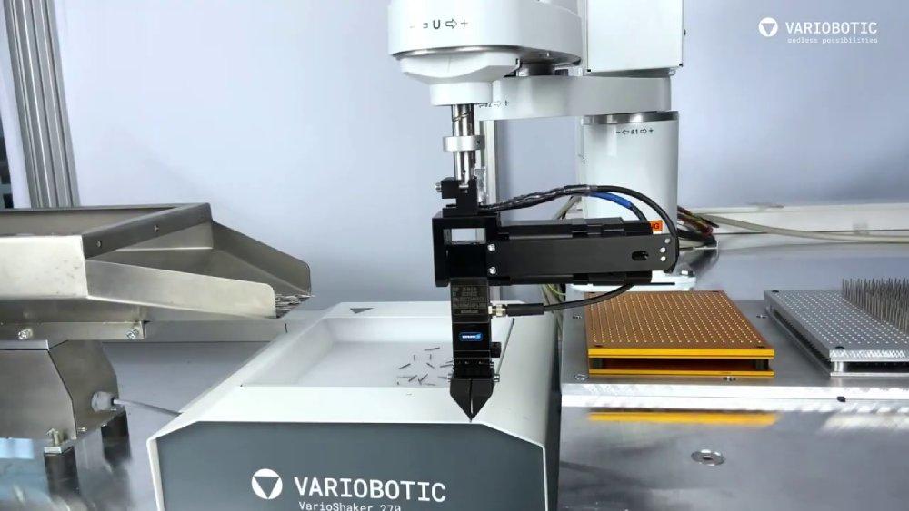 Smistamento flessibile dei pezzi - con VarioShaker e il robot Epson SCARA